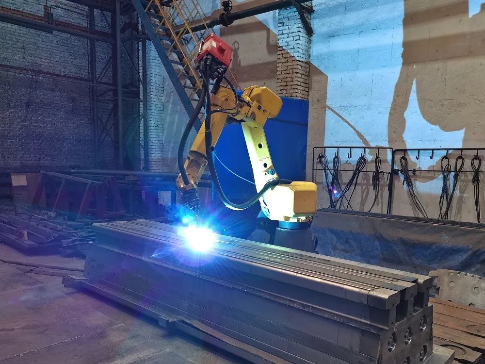 提效40% 哈電電機(jī)磁極焊接機(jī)器人工作站投產(chǎn) 提效40% 哈電電機(jī)磁極焊接機(jī)器人工作站投產(chǎn)