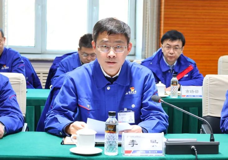 哈電電機副總經(jīng)理李景主持會議并作年度安全環(huán)保節(jié)能減排工作報告。 哈電電機副總經(jīng)理李景主持會議并作年度安全環(huán)保節(jié)能減排工作報告。