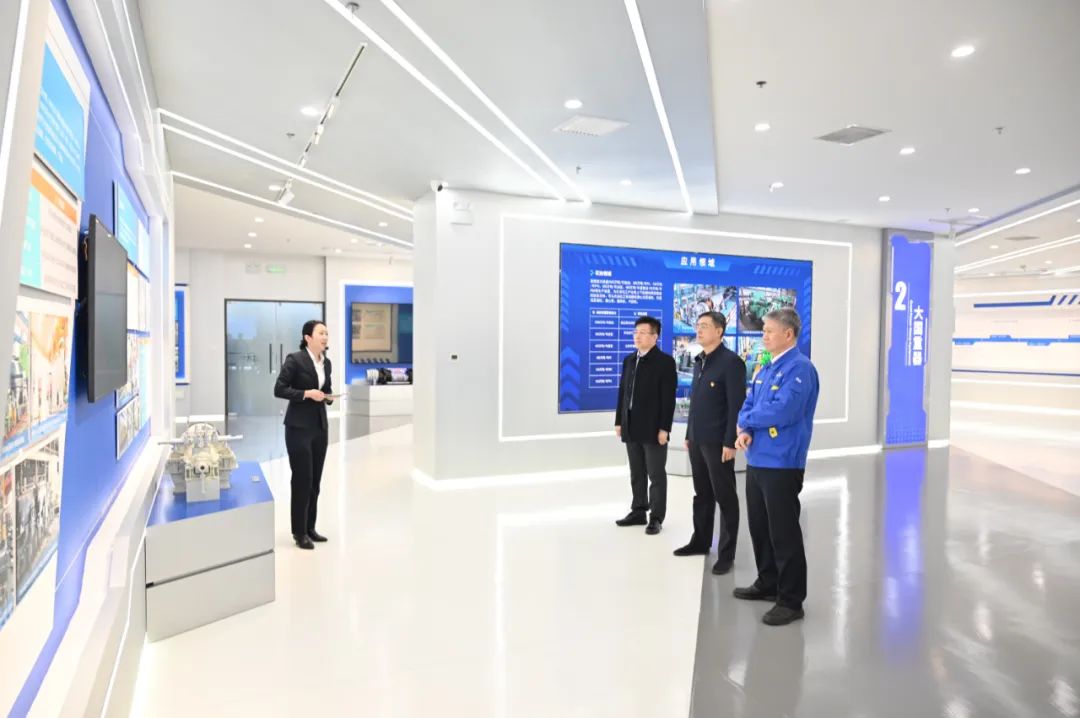 遼工公司全體黨員到沈鼓集團(tuán)參觀交流 遼工公司全體黨員到沈鼓集團(tuán)參觀交流