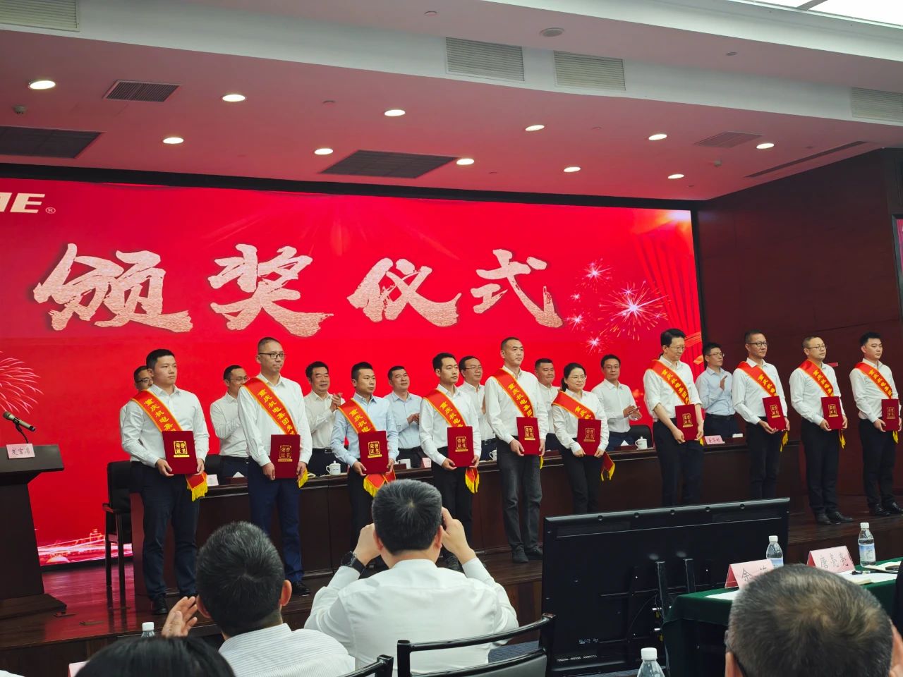 品質(zhì)部李巧同志(左三)榮獲機(jī)電集團(tuán)“先進(jìn)工作者”稱號 品質(zhì)部李巧同志(左三)榮獲機(jī)電集團(tuán)“先進(jìn)工作者”稱號